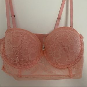 Jessica Simpson bra